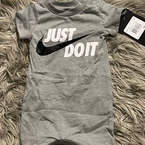 Baby Nike Bundle 3mo-6mo. 5 items.